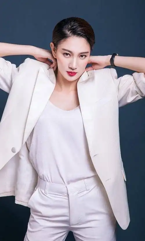 气质优雅 温婉可人的大连女明星——侯梦莎