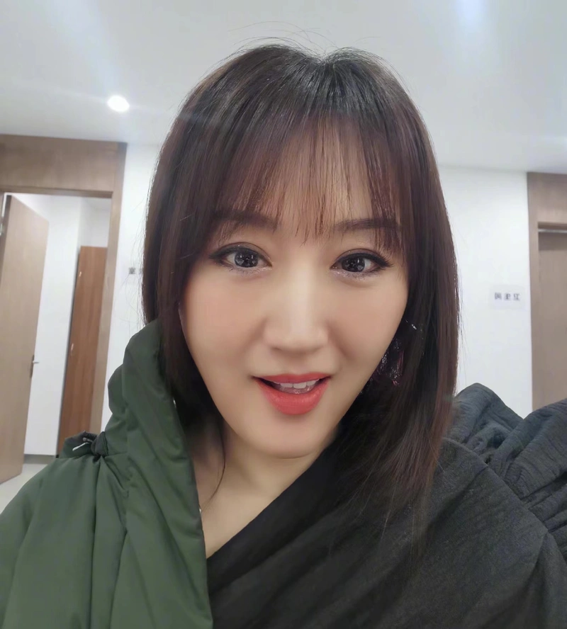 杨钰莹深夜发自拍,50岁依然精致好皮肤,网友:眼里没光了