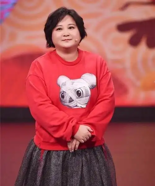 贾玲好像又胖了,穿黑卫衣遮不住小肚子,肉肉脸笑出