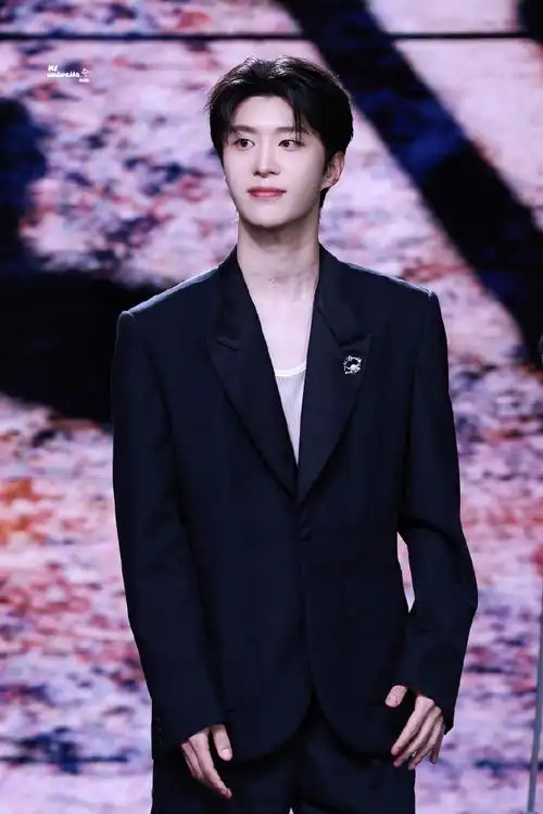 范丞丞飘带黑西装