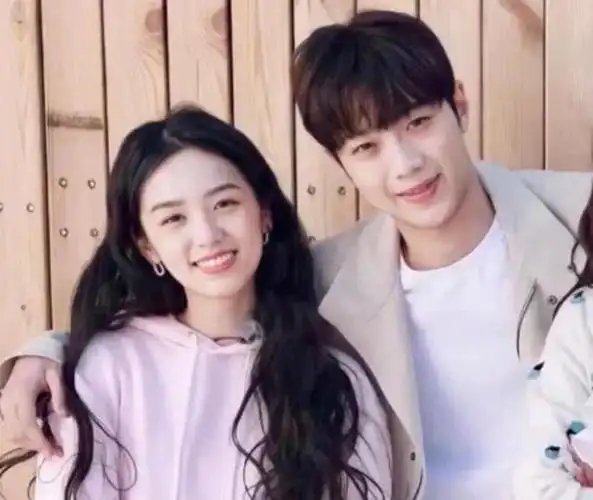 是说,赖冠霖和周也是在综艺桃花坞中认识,高颜值男女神确实拥有不少cp