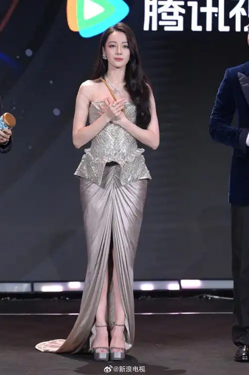 迪丽热巴鹅剧派对红毯造型