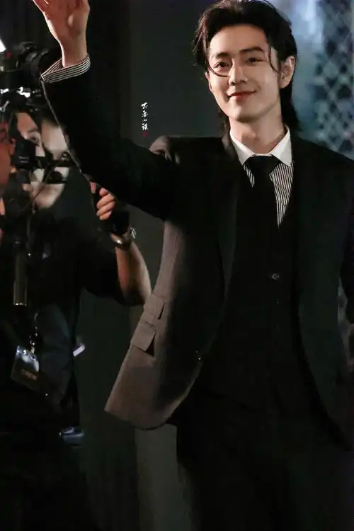 肖战转身鞠躬##肖战长发背头##遇见你的光