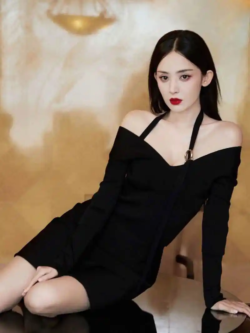 古力娜扎穿黑色连衣裙露出白皙香肩,明艳动人,妩媚撩人!