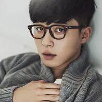 温文儒雅眼镜帅哥头像图片点击鼠标右键下载
