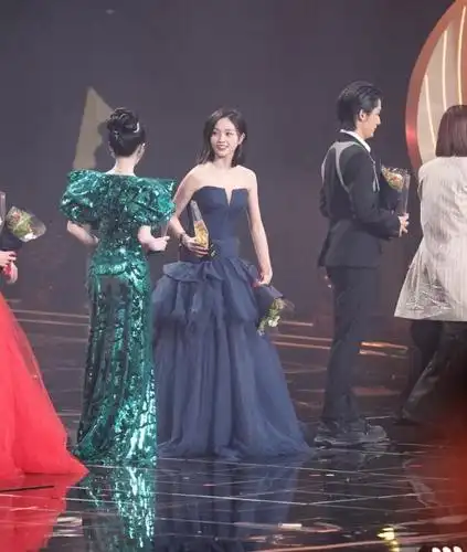 鞠婧祎跟166cm的吴宣仪同框,两人身高齐平?看到鞋子明白了