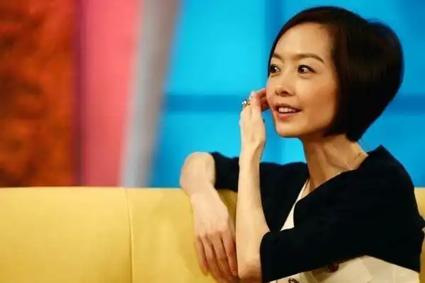 和话里有话的《实话实说》,观众们似乎更喜欢鲁豫"唠家常"般的采访