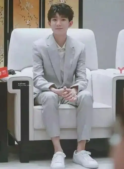 王源教师节发微博祝福,出席活动很有明星范