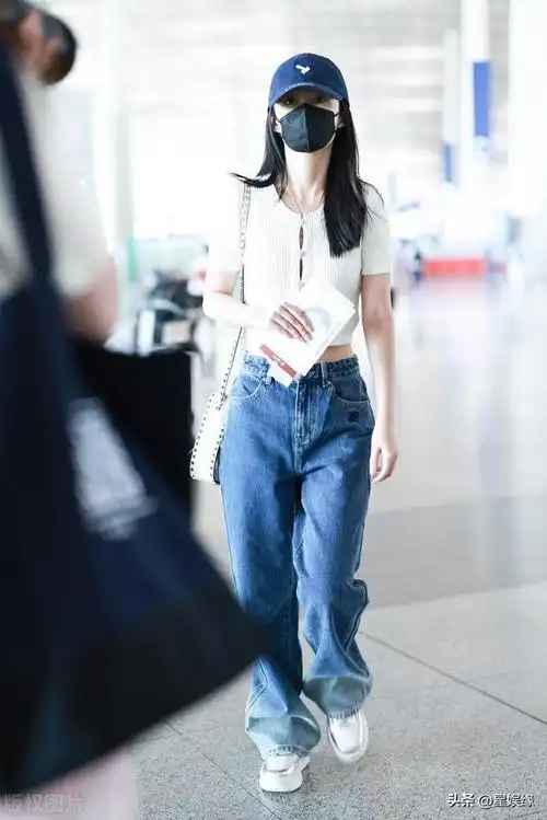 李沁北京机场出发,身穿针织上衣搭配阔腿牛仔裤温柔休闲