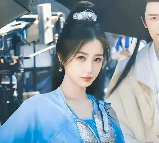 虞书欣《永夜星河》路透释出,头扎丸子青春可爱,造型被质疑抄袭|刘海