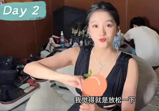 26岁关晓彤最新状态惹争议,发福脸肿惨被质疑怀孕,年龄感尽显