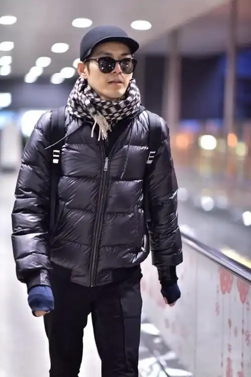 钟汉良穿衣有大叔效果面包服配格纹围巾入冬的感觉挺明显