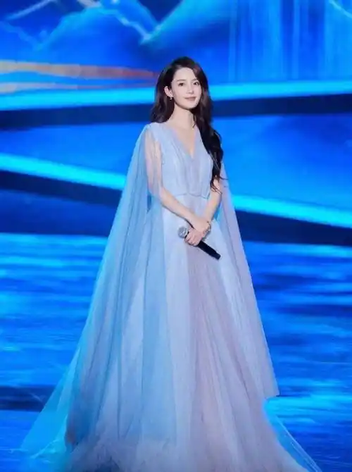 李沁应该是观众好感度最高的女明星了,当晚一袭淡蓝色长裙,美得仙气