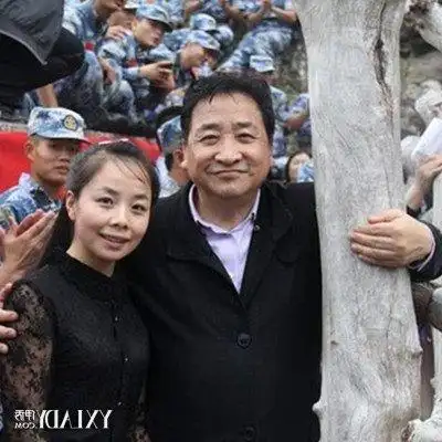 32岁王二妮近照: 送丈夫豪车农村父母几套房, 如今还做了大官