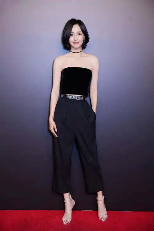 佟丽娅雨天踩15厘米恨天高,脚背贴透明胶带,网友:太拼了!