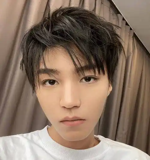 王俊凯的脸蛋其实瘦成现在这个样子看起来就没有很健康了,毕竟一个