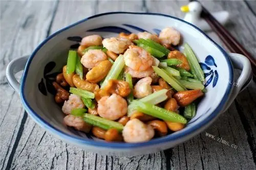 然后加入腌好的虾仁,爆炒至变色,加一点盐调味,喜欢的话还可加一点糖