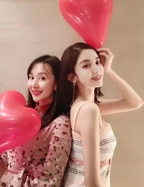 古力娜扎二十七岁生日晒出照片,姐妹同框颜值非常漂亮