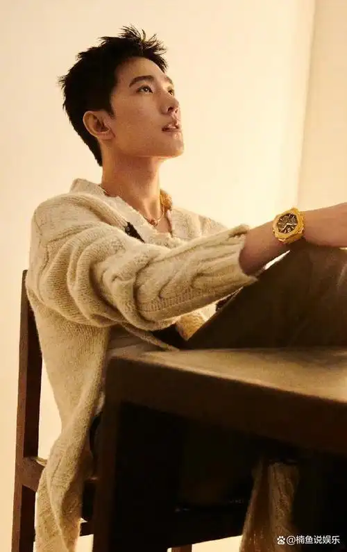 杨洋拍写真大秀肌肉,穿白色背心走成熟路线,这谁顶得住?