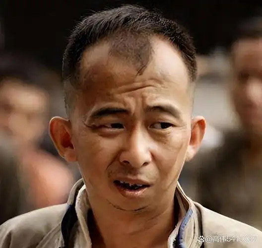娱乐圈5位因丑出名的男演员,没钱没貌年纪大,娶得老婆却美如花