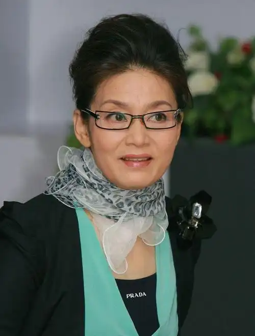 65岁潘虹依然孤傲穿套裙配葡萄珍珠项链贵族气质太深入人心