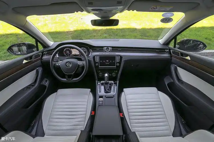 迈腾的内饰采用大众惯用的t字形布局,中控台上配有木纹饰板,而贯通式