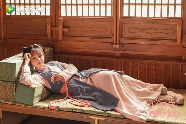 据此想到另一部成本比较低的小网剧,女主角也是到男主家当丫鬟,这样的