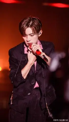 拿着话筒的易烊千玺