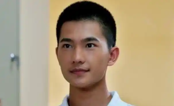 杨洋这张照片应该是前几年拍摄的了,当时的他留着板寸头,看上去像个