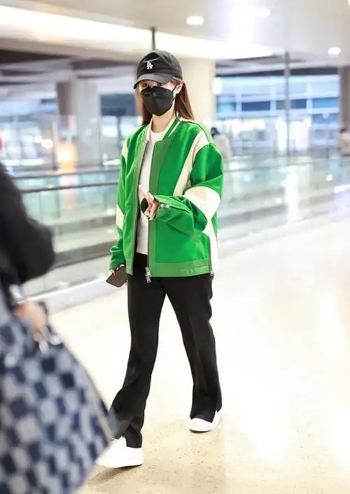 街拍:李菲儿身穿绿色棒球服搭黑色喇叭裤清爽靓丽2021年参加湖南卫视