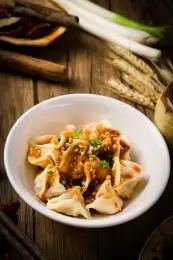 木桌上的一碗红油干拌水饺