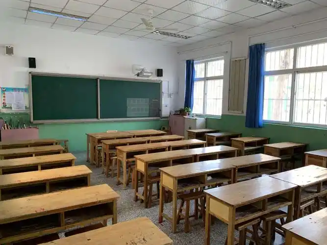 教室焕然一新,家长们又把桌椅板凳进行了摆放!