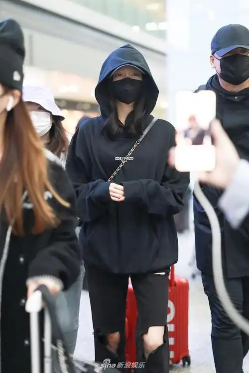 组图:关晓彤穿卫衣戴帽遮脸低调满分 对镜挥手暖心又温柔
