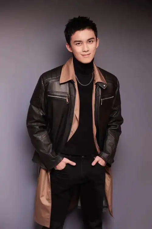 吴磊身着机车皮衣 酷劲儿十足!