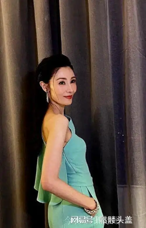 53岁李嘉欣晒出连体泳衣照片,并不介意臀部下垂|选美|裙子|模特
