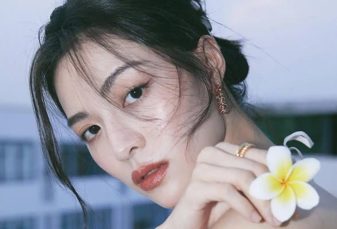 脸型钟楚曦的脸型属于较长较窄的,脸部脂肪较少,但是分配均匀.