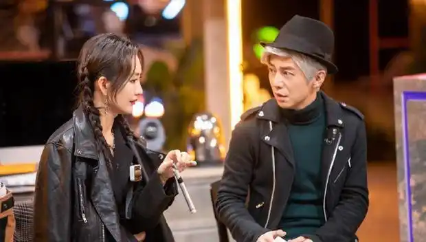 王鸥参加《明侦》剧照曝光, 一身全黑look酷飒十足|妆容|何炅|侧颜