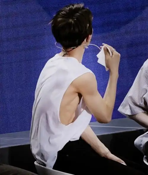 wuli朱正廷!看起来最瘦的小鬼,也是脱衣有肌肉的典型.