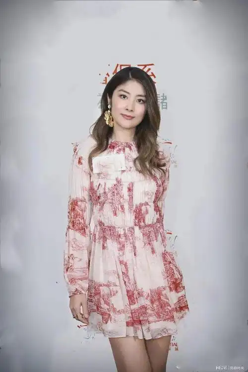 陈慧琳依旧年轻漂亮充满公主气质