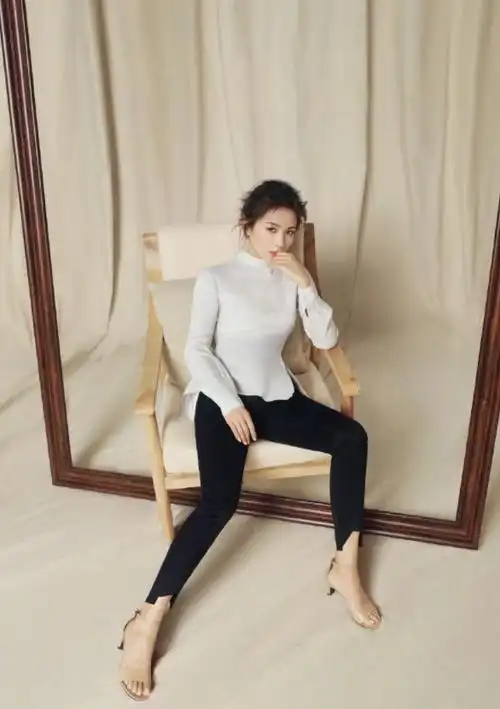 原创41岁刘涛一袭酒红色亮片礼裙,极具优雅展风华姿态