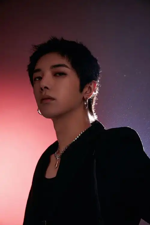 华晨宇今日线下活动造型图一身黑色修身西装的花花,酷帅有型超个性啊