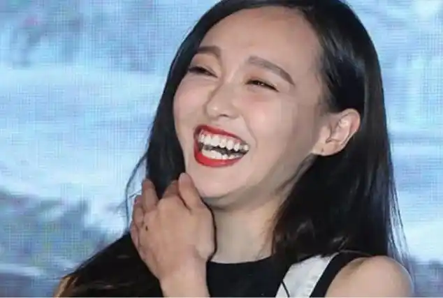 原创5位女星的疯狂大笑,赵丽颖懵懂,杨颖耐看,唯有她有治愈功能