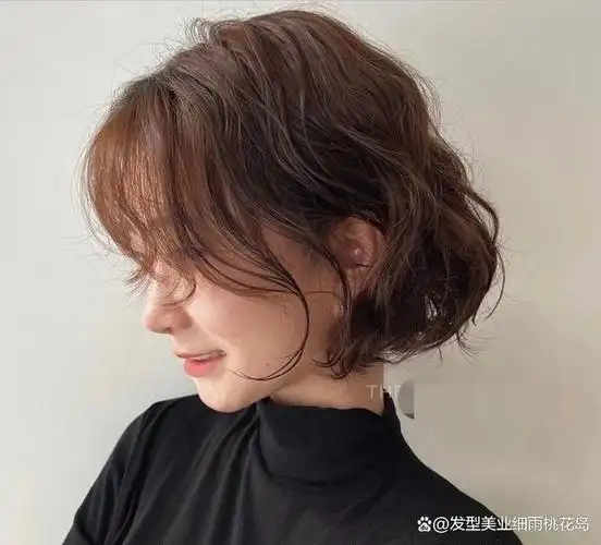温柔短发蛋卷头
