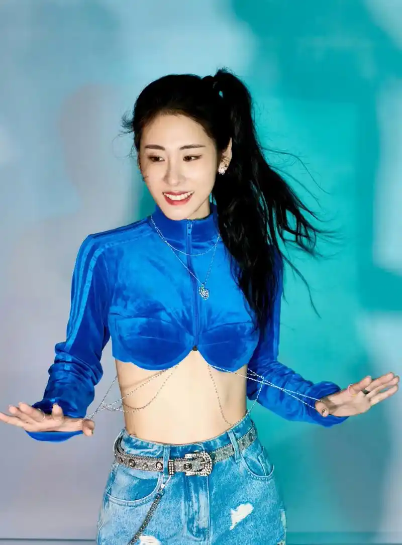 张碧晨# 甜美清纯的颜值,丰满傲人的事业线,前凸后翘,性感撩人的