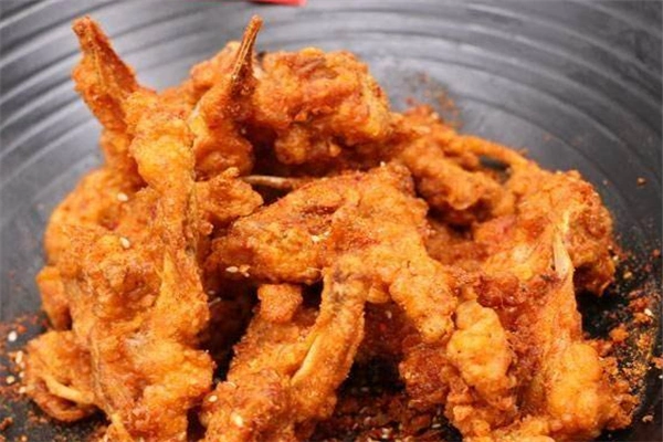 很多的消费者对于小吃一类的产品都是比较喜欢,其中油炸鸡锁骨,口感