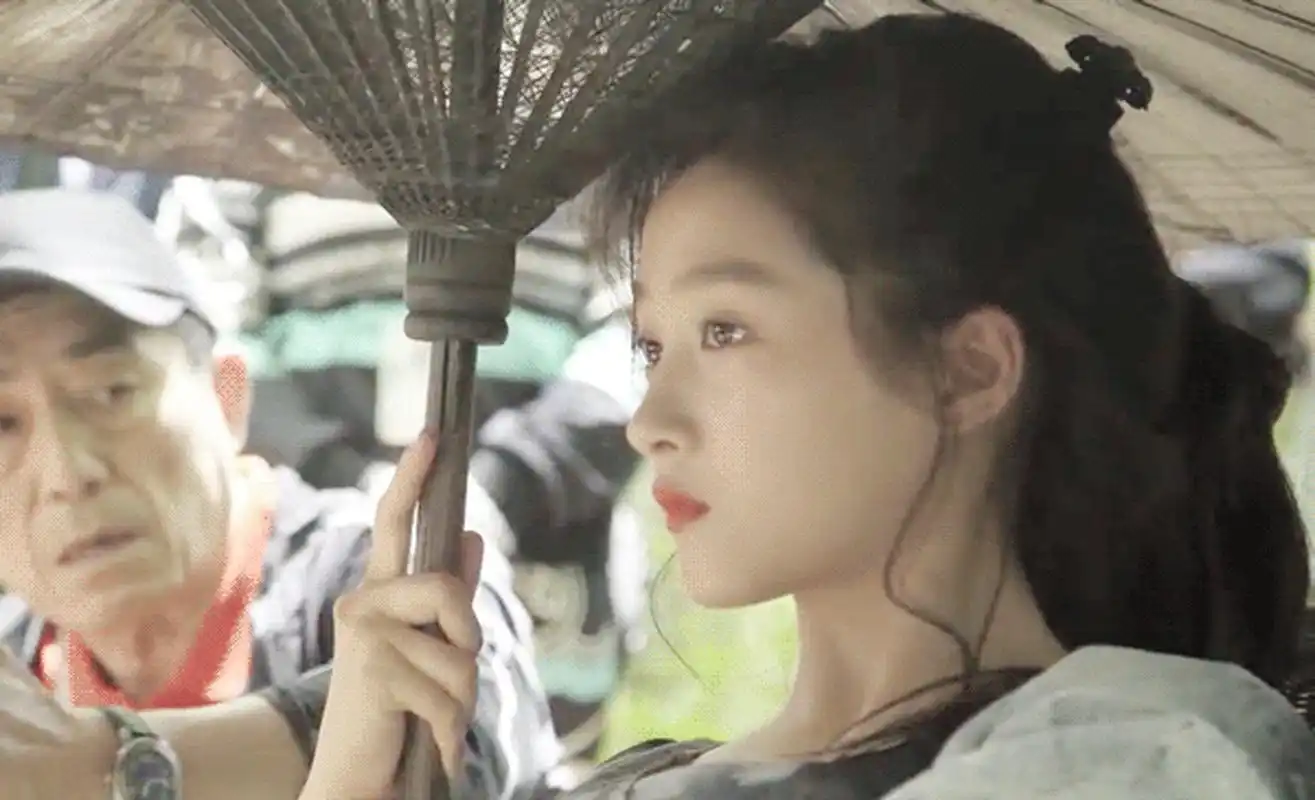 之前关晓彤的撑伞成了名场面,感觉鞠婧祎的这个撑伞也有可能成为名