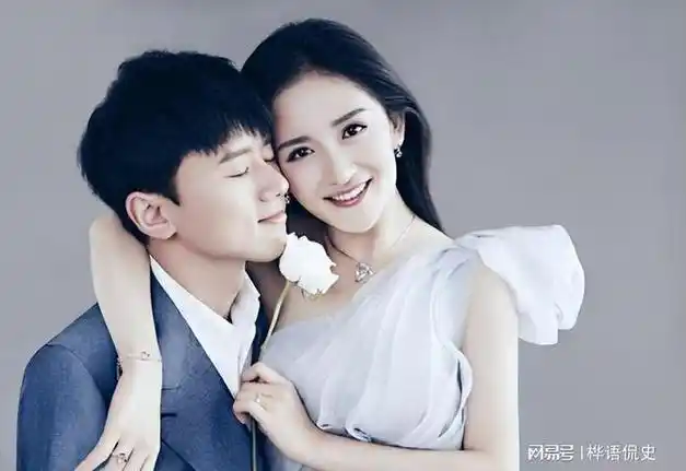 谢娜携全家现身游乐园露小蛮腰与张杰贴脸自拍仨女儿四肢修长