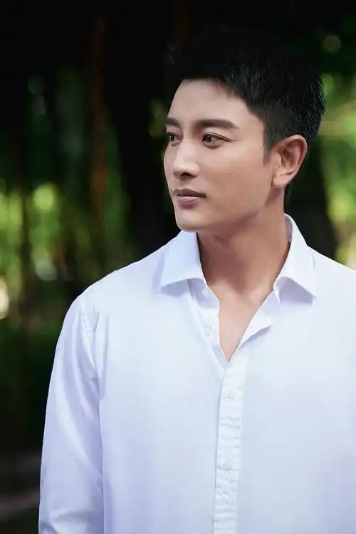 贾乃亮户外林间写真释出 衬衫西裤穿搭走商务风