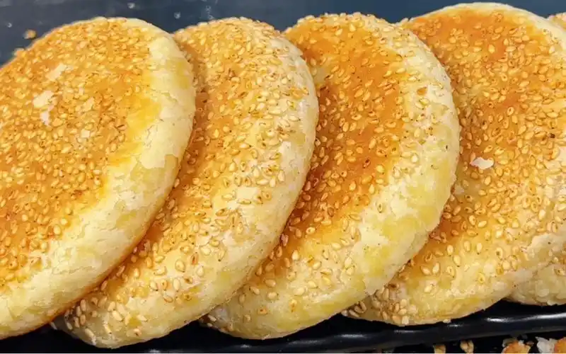 农村妈妈最拿手的椒盐烧饼,比例配方告诉你,外酥里软层次多,越嚼越香