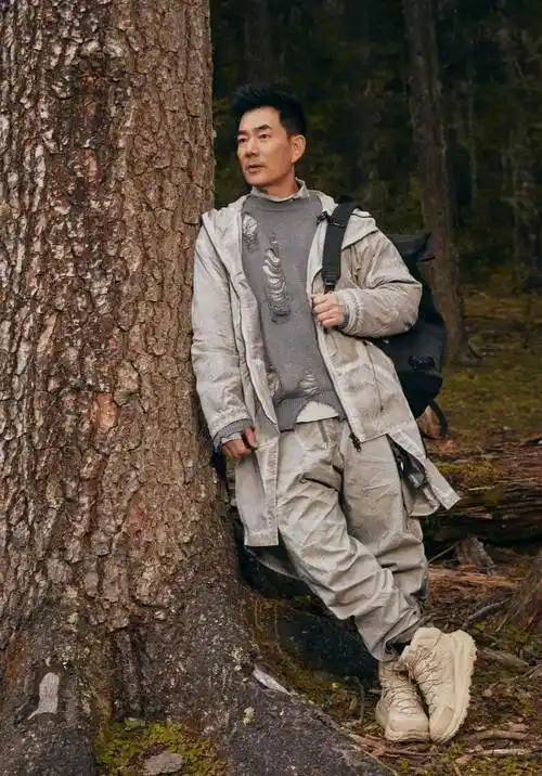 56岁任贤齐出道至今累计不少传唱度高的经典歌曲,近期参加大陆男团